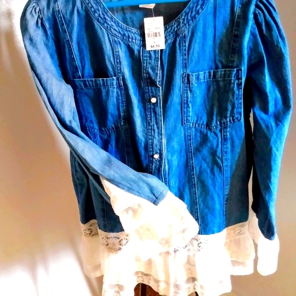 Women's large button up top. Light jean material. - Picture 2 of 3